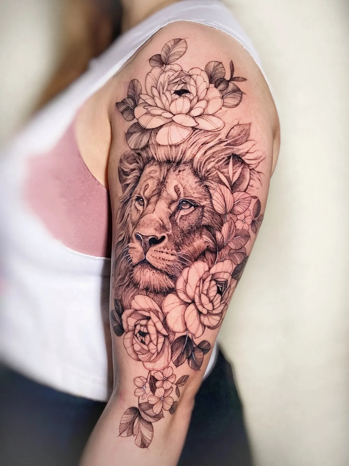Tatuagem projetos autorais feita por Laura Teixeira