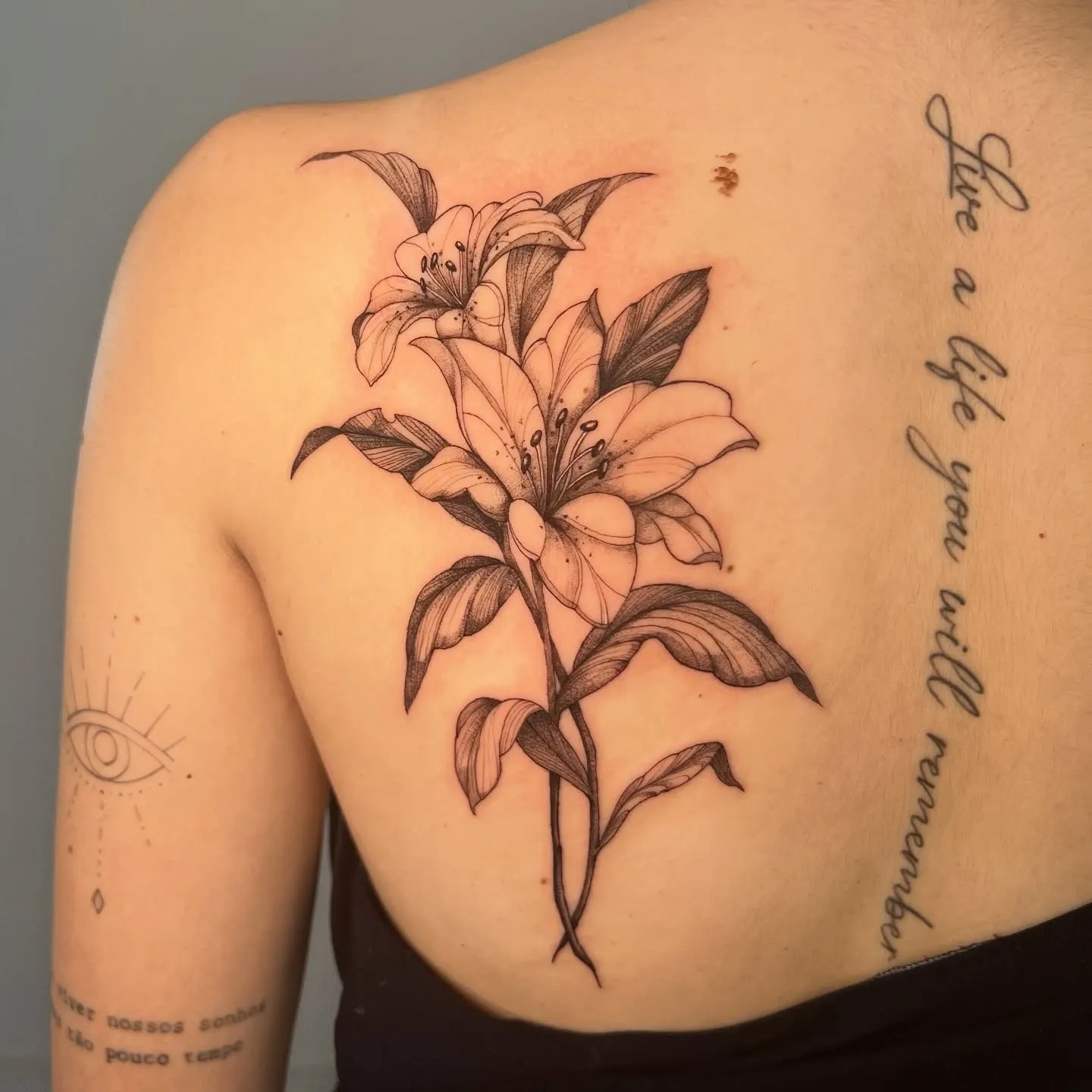 Tatuagem floral feita por Laura Teixeira